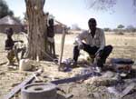 Agricultor de Burkina Faso, trabajando como herrero durante la estación seca